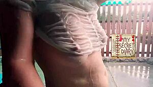 裸体理发师在理发店脱光客户衣服，公共海滩疯狂展开