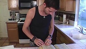 Se îmbăiază apoi tânjește după o pulă tare pentru futai rapid