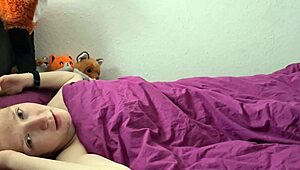 Rothaarige Fina zeigt ihren ersten Morgen-Orgasmus in privatem Video