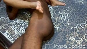 casal convida travesti e amigo comedor para suruba caseira com anal