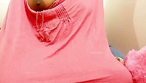 Hé, nézd bhutáni nagynénimet természetes cicijeit villantani