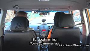 Stor pik eksaminator banker køreelev i vild klasseværelse bang