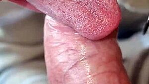 Amateurs Give Blowjob in Car and Swallow Everything 😋