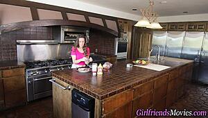 Lesbische jonge liksessie 😘 homemade HD geil plezier