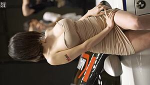 สาวแข่งรถเกาหลีโซลร้อนแรงถอดเสื้อและล้อเลียนในชุดแน่น