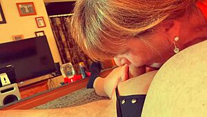 Babica Velma Dinkley globoko sesa v close-up POV pihanju