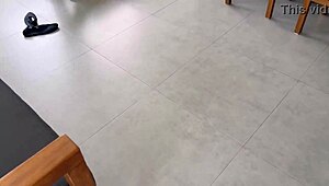 Hups, tiputin tämän katkaravun sun pilluun, syön sen ulos!