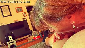 Babica Velma Dinkley globoko sesa v close-up POV pihanju