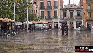 Veřejná kurva čelí ponižování na ulici od přísné dominatrix při venkovním bičování