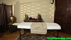 Öhm, meglocsoltak masszírozó MILF-et, keményen mélyszopja a farkat