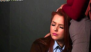 CFNM: учительница и ученица доминируют в раздевалке