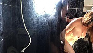 Novinho Comendo A Tia Do Seu Amigo No Banheiro Da Casa Dela Branquinha Gostosa