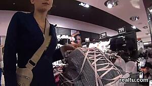 Dakle ova Češka devojka 18+ je navučena iz supermarketa. Svlakla se i uzela ga jako u POV!