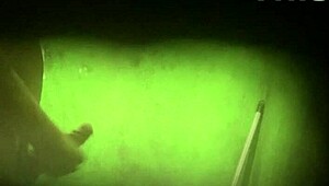 batendo uma no banheiro de casa