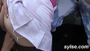 أوه ميلف تلعب بكسها على الشاطئ ثم تمسك زب المتجسسين!