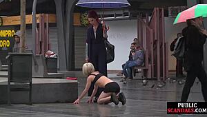 Veřejná kurva čelí ponižování na ulici od přísné dominatrix při venkovním bičování