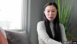 Koreansk teen 18+ babysitter Kimmy Kimm har vild lesbisk sex med MILF kone Spencer Scott!