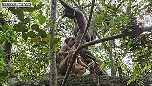 Aproveito da Minha Humildade Só Pra Mim Ajudar, Mas Que Safadeza na Floresta com Essa Morena!