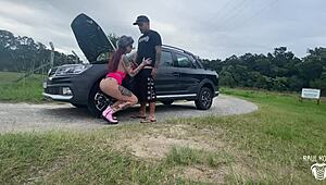 gostosa pays for car help with wet pussy and big cock