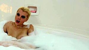 Секси Надя Уайт с огромни цици се мастурбира яко в банята