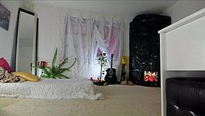 zlobivá milf sonya dráždí v červených šatech s chlupatým upskirt! 😜