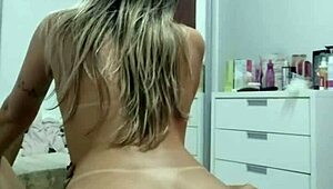 เล่นสนุกกับแฟน Bruna Carlos เสียบปลั๊กก้นตูด