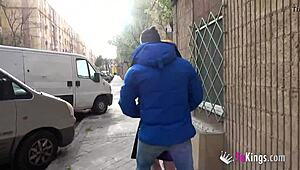 صديقة براد الشقراء تحب شفط الزب في الأماكن العامة دائماً