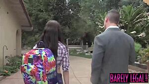 J'ai regardé cette jeune 18+ écarter ses jambes maigres pour un facial avec une grosse bite