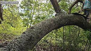 Aproveito da Minha Humildade Só Pra Mim Ajudar, Mas Que Safadeza na Floresta com Essa Morena!