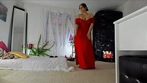 Cattiva milf Sonya stuzzica in vestito rosso con upskirt peloso! 😜