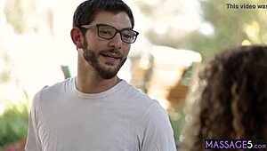 Drobná latinská milfka Liv Revamped fúka kokot v aute, ale chlapík chcel viac 😏