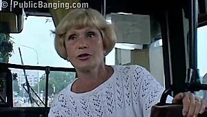 Extrem offentlig sex i stadsbuss med passagerare som tittar på paret