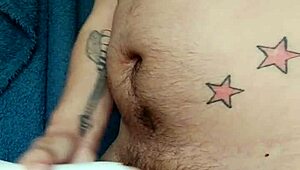 Folosesc fleshlight în bucătărie pentru orgasm intens pulă piERCED