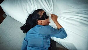 哇！饥渴中国少女 18+ 在狂野行动中被猛烈操