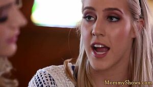 MILF Tetteggianti Condividono Orge Lesbica Selvaggia con Teen Carina 18+