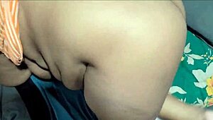 Professorka šuká svou velkou píču, bere dávku a miluje každou sekundu.