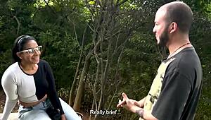 Colombiana culona pillada en la calle termina en un trio con el fotografo y su novia