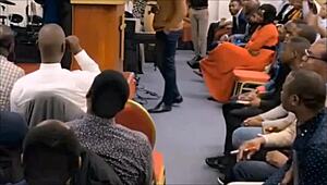 法国业余Amoul在缎子内衣中独自深喉