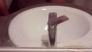 Garoto gay novo bate uma punheta intensa no quarto