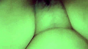 Mi hermanastra gime delicioso mientras mi polla le da un masaje, he whispered