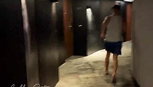 Am găsit un travestit slab și i-am futut curul strâns lângă fereastră