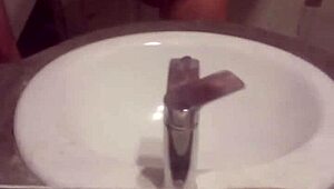 Garoto gay novo bate uma punheta intensa no quarto