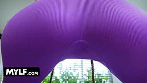 аналмом - руса милф се съблича в йога панталони за анално разтягане от пасынка