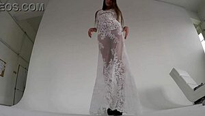 Melena Maria Rya läpinäkyvässä mekossa lähikuva-striptease