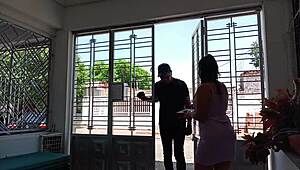 Me Aprovecho De La Amabilidad Del Domiciliario Y Le Ofrezco Pagarme En Especie Mientras Me Desnudo