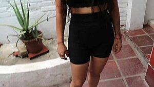 inocente empleada seducida, follando duro en el patio