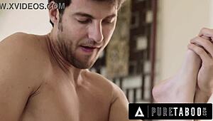 Pure Taboo Kinky Victoria Voxxx prichytená pri sledovaní porna podivným IT chlapom