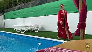 Tetona disfruta en la piscina con amigo mirando