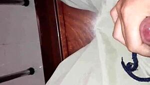 Samotny Wietnamczyk się głaszcze i strzela gorącym wytryskiem