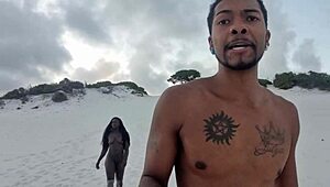 Черният кобър излезе от пясъка и влезе в шоколадовата задница на мулатка Фернанда и Жоао О Сафадо